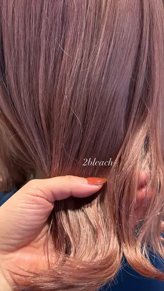 ミディアム 岡田 真弥のヘアスタイル