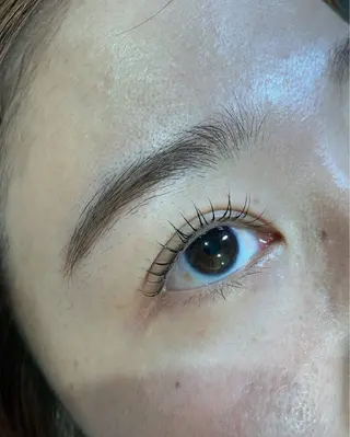 マツエク・マツパ cure所属・井上 真里奈のヘアスタイル