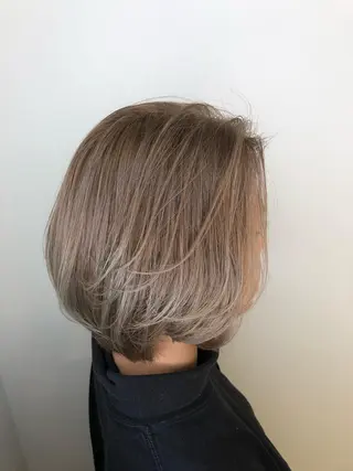 ミディアム カラー ウルフカット／吉村 桃子のヘアスタイル