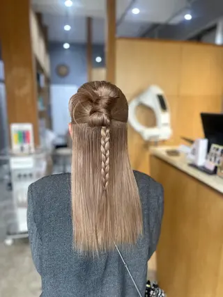ミディアム miloc MOMOKAのヘアスタイル