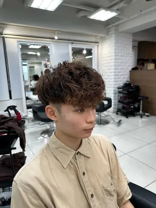 ショート カラー パーマ メンズ フェザーパーマ職人 🪶ryosukeのヘアスタイル