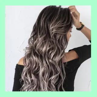 ロング カラー オリーブ/アッシュ やわらか透明感カラーのヘアスタイル