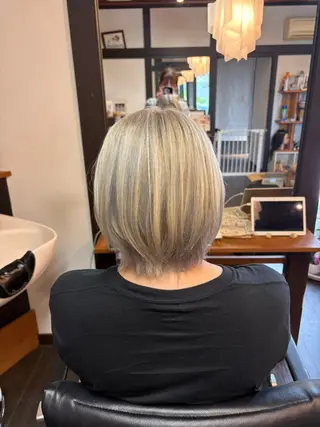 ショート カラー 山本 あやめ子のヘアスタイル