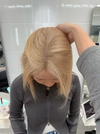 カラー onyx所属・ミルクティーベージュ ケアブリーチカラーのヘアスタイル