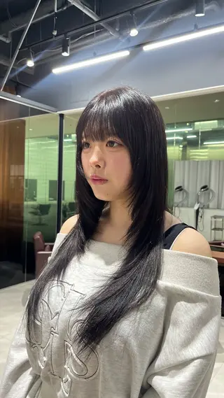 ロング 石塚 瑛里菜のヘアスタイル