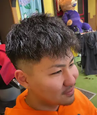 ショート パーマ メンズ デザインカラー🏝️ 須賀汐音のヘアスタイル