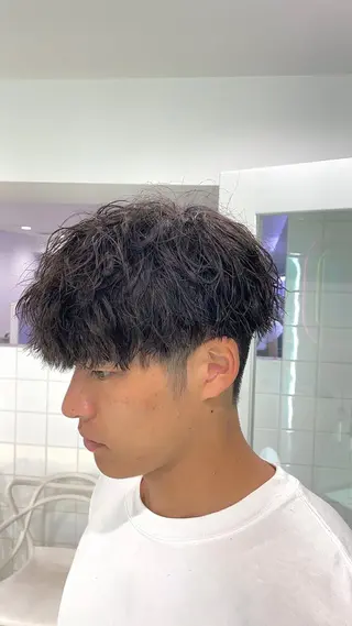 ミディアム パーマ ヘアアレンジ メンズ 艶カラー の達人のヘアスタイル