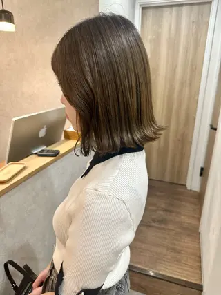 ミディアム 白髪ぼかしハイライト レイヤー川口　元気のヘアスタイル