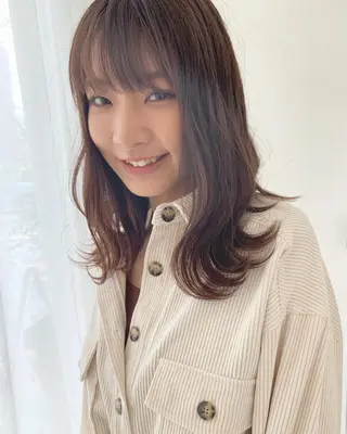 セミロング カラー fio マナミのヘアスタイル