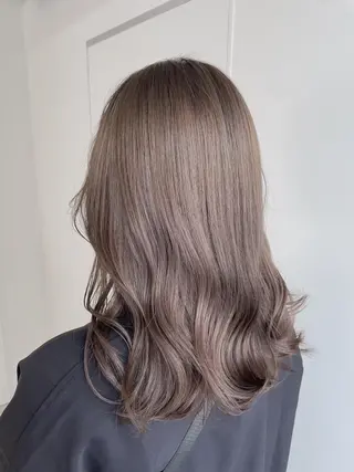 ミディアム カラー レイヤーカット 透明感カラーのヘアスタイル