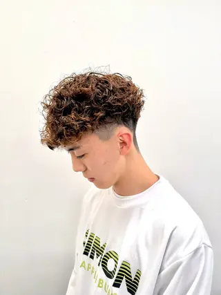 ミディアム パーマ ヘアアレンジ メンズ 顔まわりカット の達人のヘアスタイル