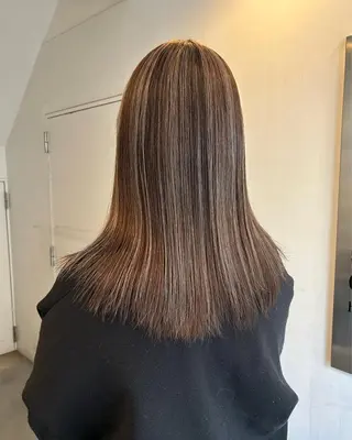 セミロング カラー hen所属・心斎橋/レイヤー/ ブリーチ/モエのヘアスタイル