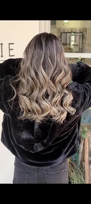 ロング カラー cherie所属・バレイヤージュ/ ハイライト/大内格のヘアスタイル