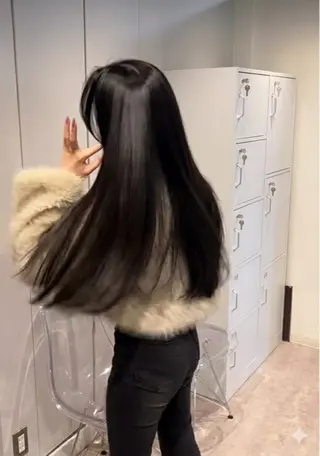 ロング ⭕鏡のような劇艶/ 賀川サトシ⭕️のヘアスタイル