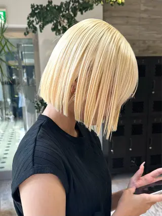 ショート 抜きっぱなしブロンド ササキカズマのヘアスタイル