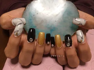 ネイル フラワー ムーンのネイルデザイン