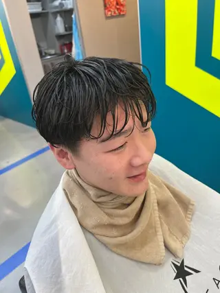 メンズ DAZZLE hair RUSH所属・松井陸 メンズ美容師／波巻きのヘアスタイル