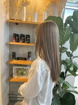 セミロング カラー ハイトーンカラ ー/小川のヘアスタイル