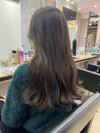 ロング カラー オリーブ/アッシュ やわらか透明感カラーのヘアスタイル