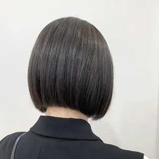 ショート カラー ぱつっとボブ/ 小野あかねのヘアスタイル