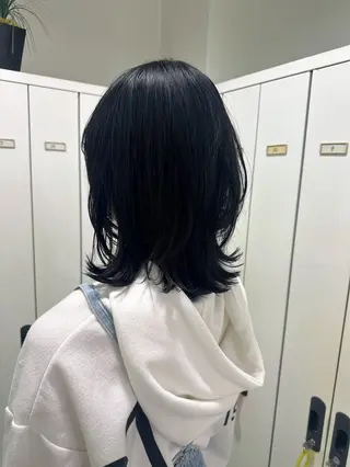 ミディアム レイヤー 艶々カラーのヘアスタイル