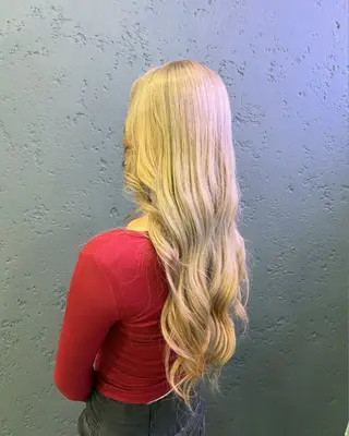 ロング ハイトーンケアカラー コト👱🏻‍♀️のヘアスタイル