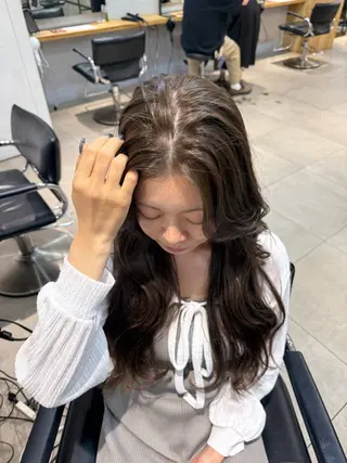 ロング カラー ミルクティー× グレージュMOMOのヘアスタイル