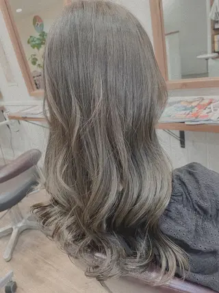 ロング カラー 塩崎 明菜のヘアスタイル