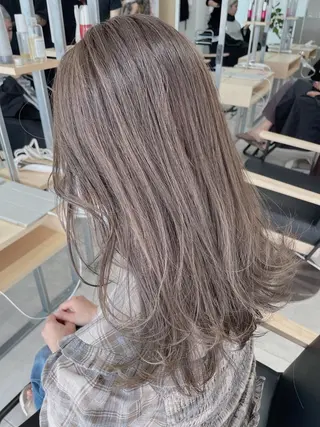 ミディアム カラー レイヤーカット 透明感カラーのヘアスタイル