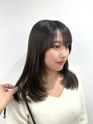 ロング 艶髪レイヤー顔周り グレージュ添田晃基のヘアスタイル