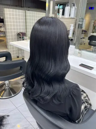 セミロング 寒色＆ブリーチ特化 寒色MiOのヘアスタイル