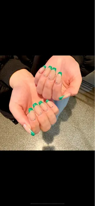 セミロング Be All Etre(ビオール・エトレ)所属・藤井 芽依のネイルデザイン