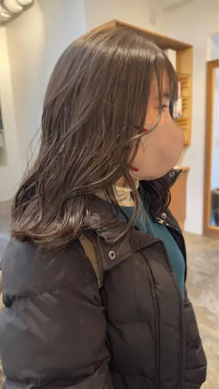 セミロング オリーブカラー 長谷川のヘアスタイル