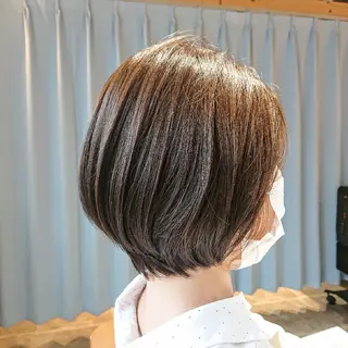 ショート カラー alushe 岡 陽子のヘアスタイル