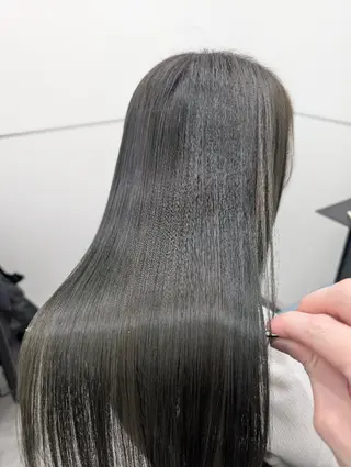 ロング GOToday所属・艶髪／オリーブ系／ 肌が綺麗に見えるお色のヘアスタイル