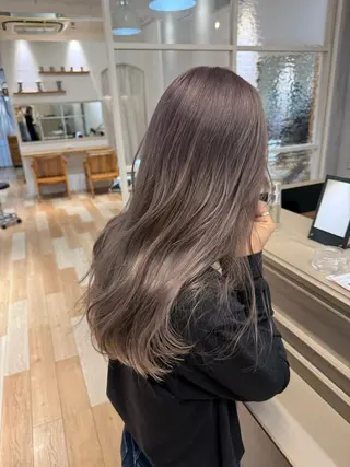 ロング カラー ミルクティー× グレージュMOMOのヘアスタイル