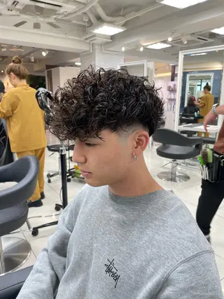 ショート パーマ メンズ フェザーパーマ職人 🪶ryosukeのヘアスタイル