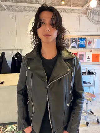 ミディアム パーマ メンズ Loom.所属・村上雅人 ナチュラルモードのヘアスタイル