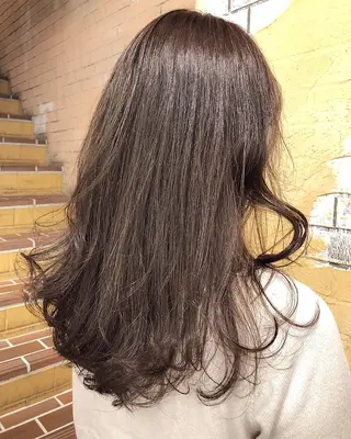 ロング カラー ツキノキ ミナのヘアスタイル