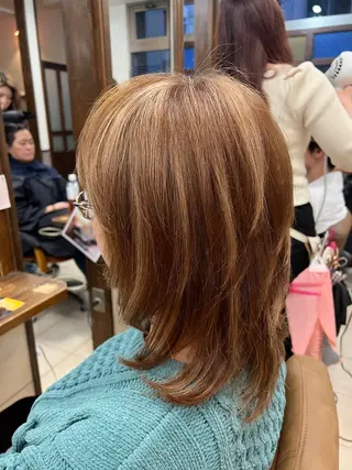 セミロング 白髪ぼかし脱白髪染め 大塚綾のヘアスタイル