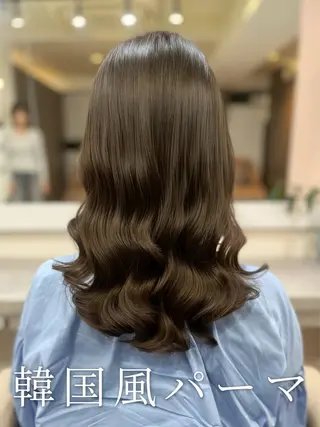 セミロング 波巻きウェーブ 韓国風パーマ 纐纈のヘアスタイル