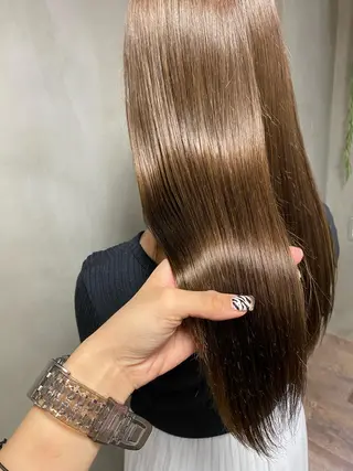 ロング 梅田ハイトーン チダ ヒナノのヘアスタイル