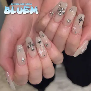 ネイル BLUEM なな🐶のネイルデザイン