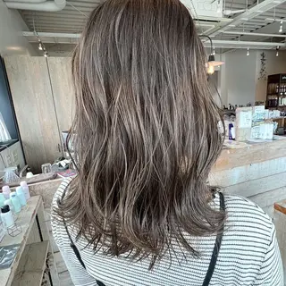 ミディアム カラー 岸下 理緒のヘアスタイル