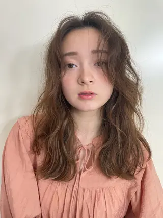 セミロング パーマ 波巻きウェーブ 韓国風パーマ 纐纈のヘアスタイル