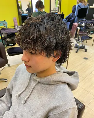 三ノ宮フェザーパーマ 蕃本 啓利のヘアスタイル
