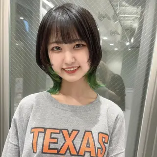 ミディアム ウルフカット／吉村 桃子のヘアスタイル