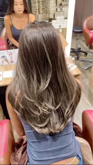 セミロング AMI Hair  supply所属・髪質改善カラー 韓国風レイヤーのヘアスタイル