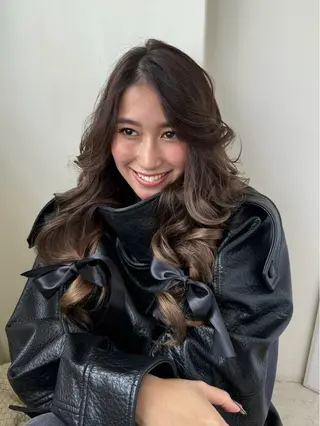 ロング Maho/海外 レイヤー/ハイトーンのヘアスタイル