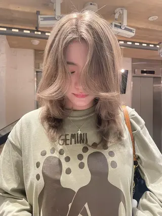 ミディアム カラー LUNTY NAMBA所属・艶ハイトーン👑♡ NATSUKIのヘアスタイル